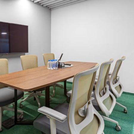 Вид переговорной комнаты