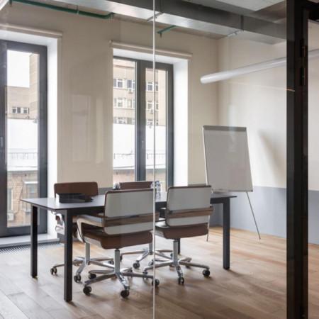 Вид переговорной комнаты